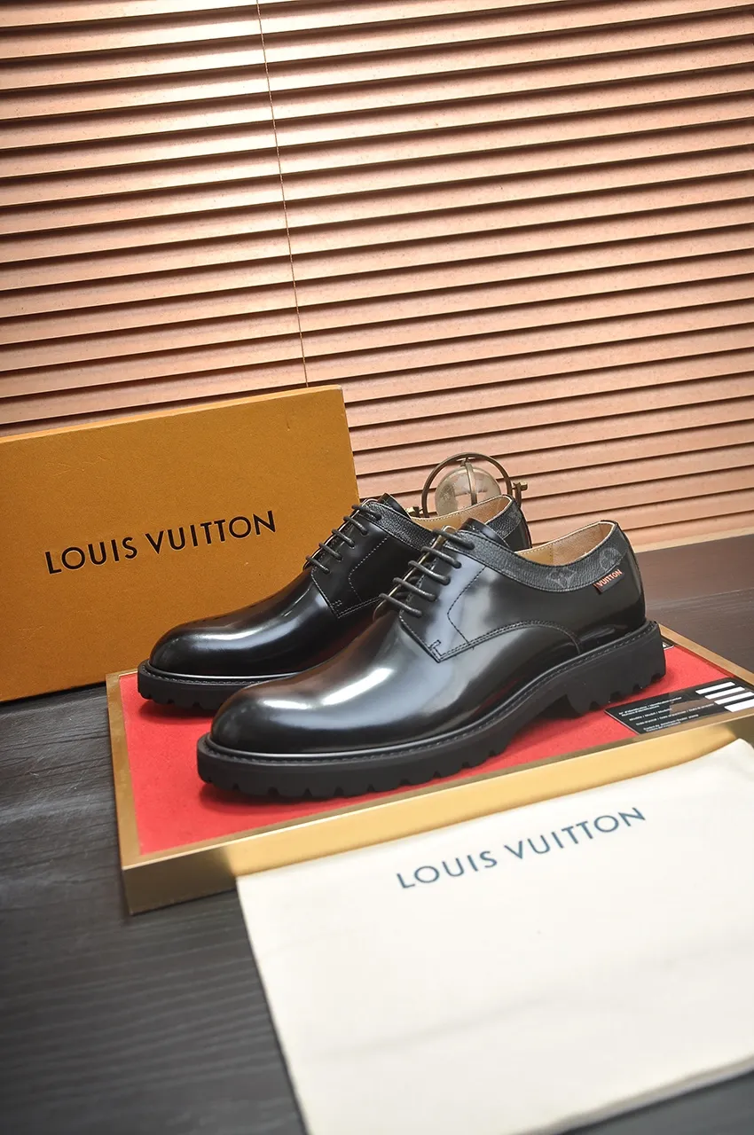 Men's men's shoes 💰560💶 [LV] (original single cowhide lining) 🍀LV's latest genuine leather business suit shoes are launched simultaneously on the official website. The first-layer cowhide imported from Italy is made of heavy gold, 💥1:1 rubber outsole from the official website. Versatile to wear, high-end without losing class, and the color combination is extraordinary. This four-season style is alluring when worn on your feet, showing off your big-name flair. Standard code 38-44 (45 customized)